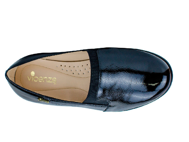 Zapato cerrado color negro brillante para Mujer, estilo confort con suela plana.