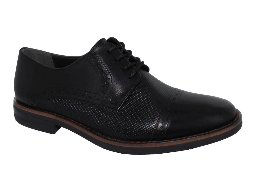 Zapato formal negro para niño con cordones y detalles perforados en el costado.