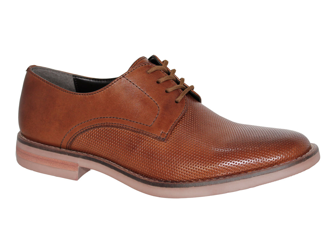 Zapato formal color miel para niño con textura en la punta y agujetas.