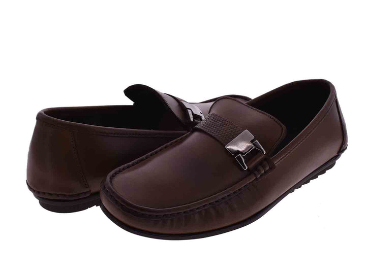 Par de mocasines color café para niño con detalle de hebilla plateada.