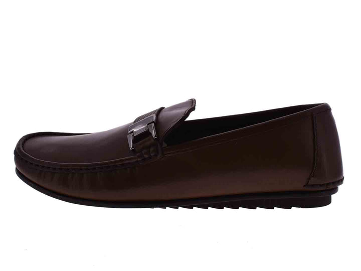 Par de mocasines color café para niño con detalle de hebilla plateada.