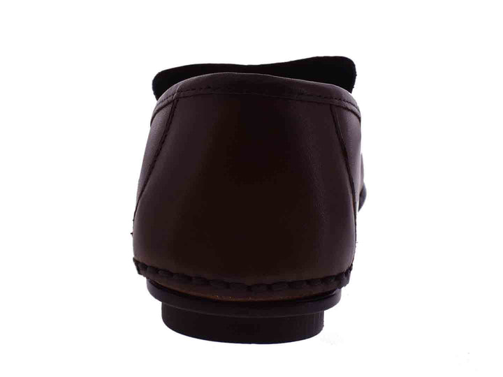 Par de mocasines color café para niño con detalle de hebilla plateada.