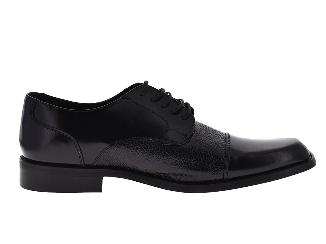 Zapato formal para hombre de cuero negro con detalles en textura granulada y cordones.