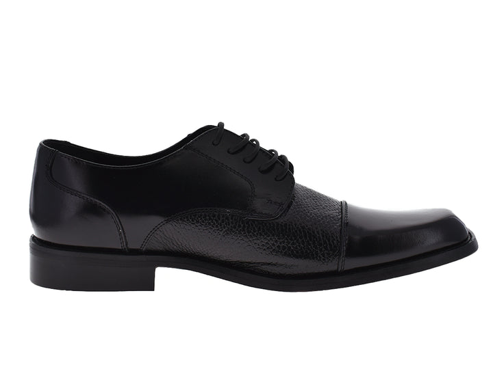Zapato formal para hombre de cuero negro con detalles en textura granulada y cordones.