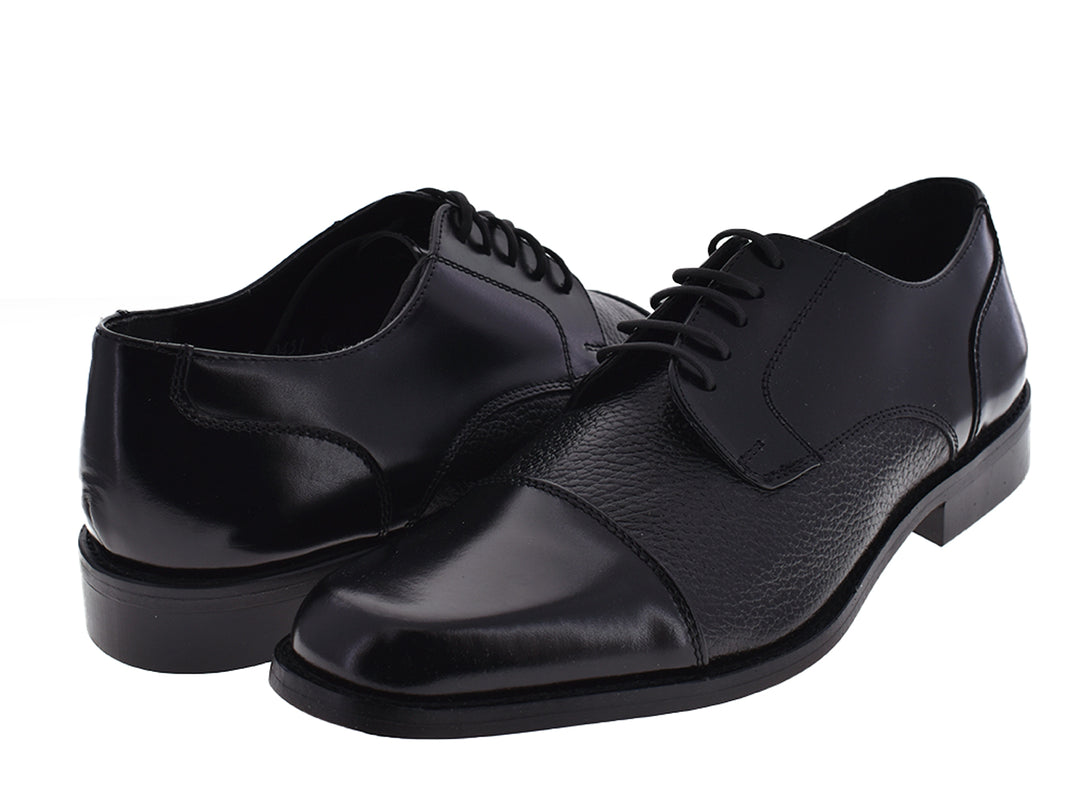 Zapato formal para hombre de cuero negro con detalles en textura granulada y cordones.