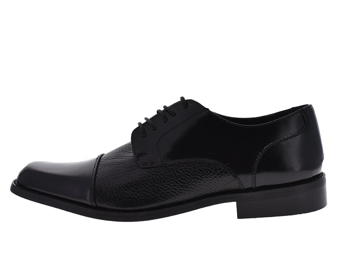 Zapato formal para hombre de cuero negro con detalles en textura granulada y cordones.