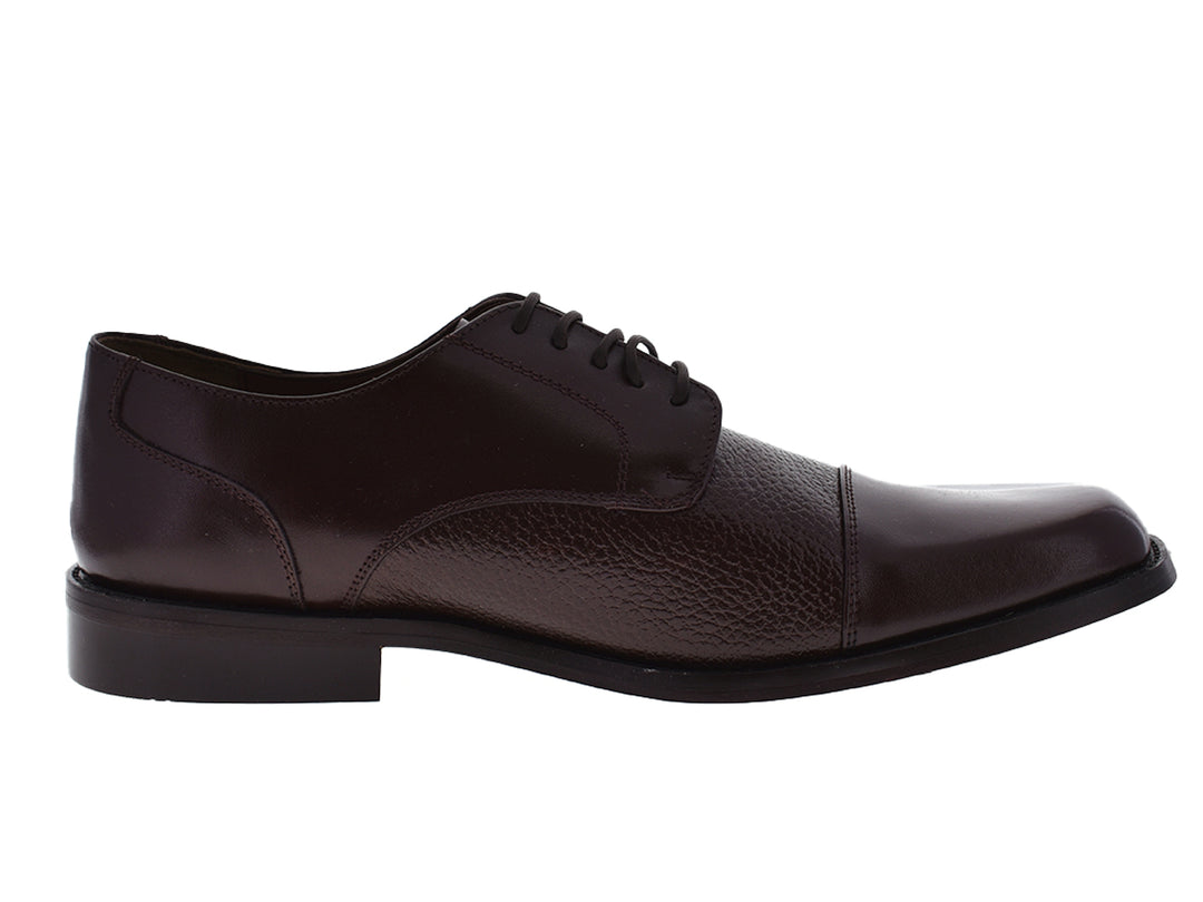 Zapato formal para hombre de cuero color marrón testa con detalles en textura granulada y cordones.