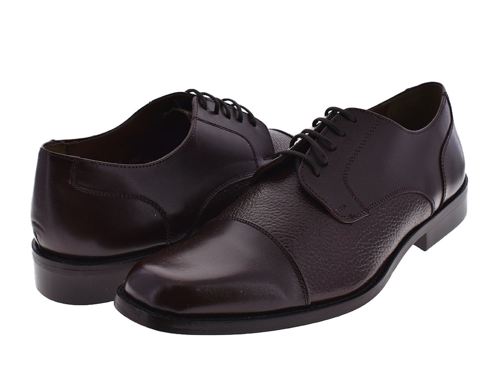 Zapato formal para hombre de cuero color marrón testa con detalles en textura granulada y cordones.