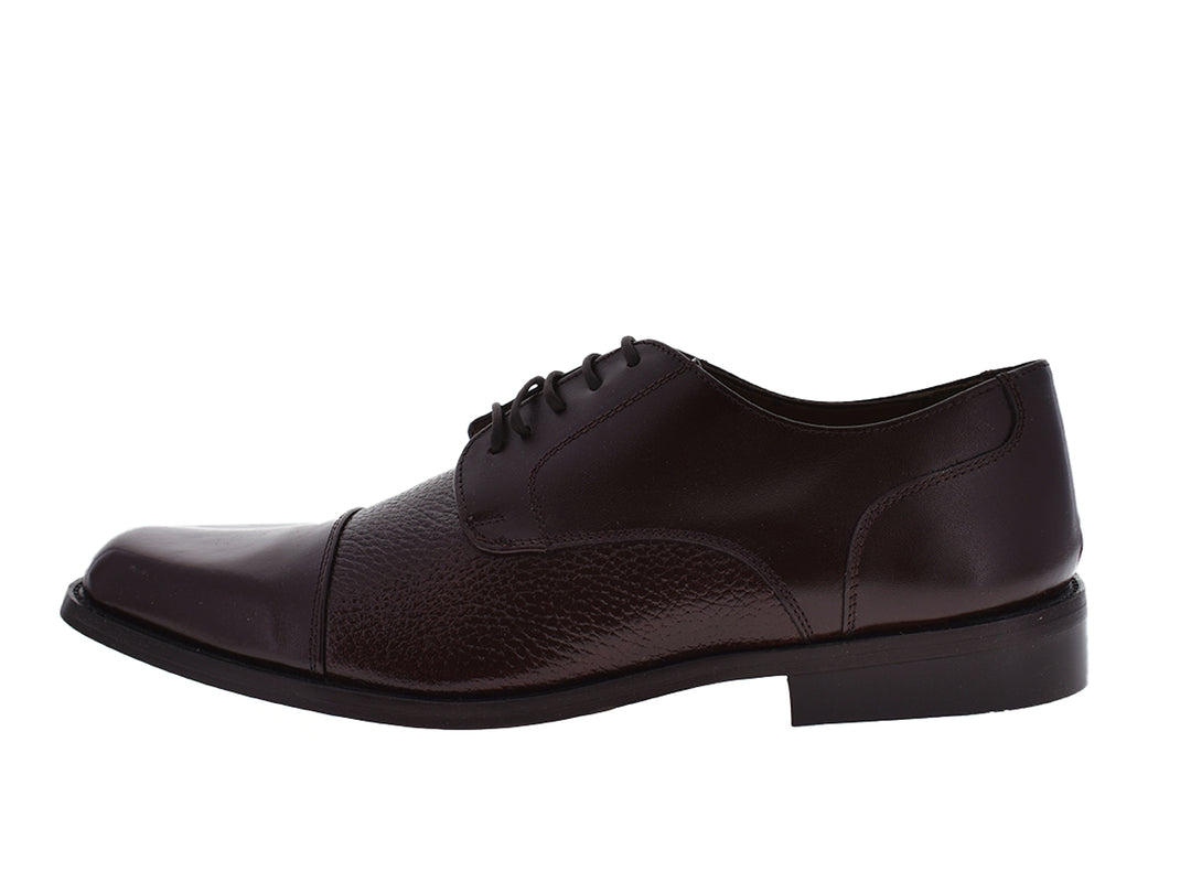Zapato formal para hombre de cuero color marrón testa con detalles en textura granulada y cordones.