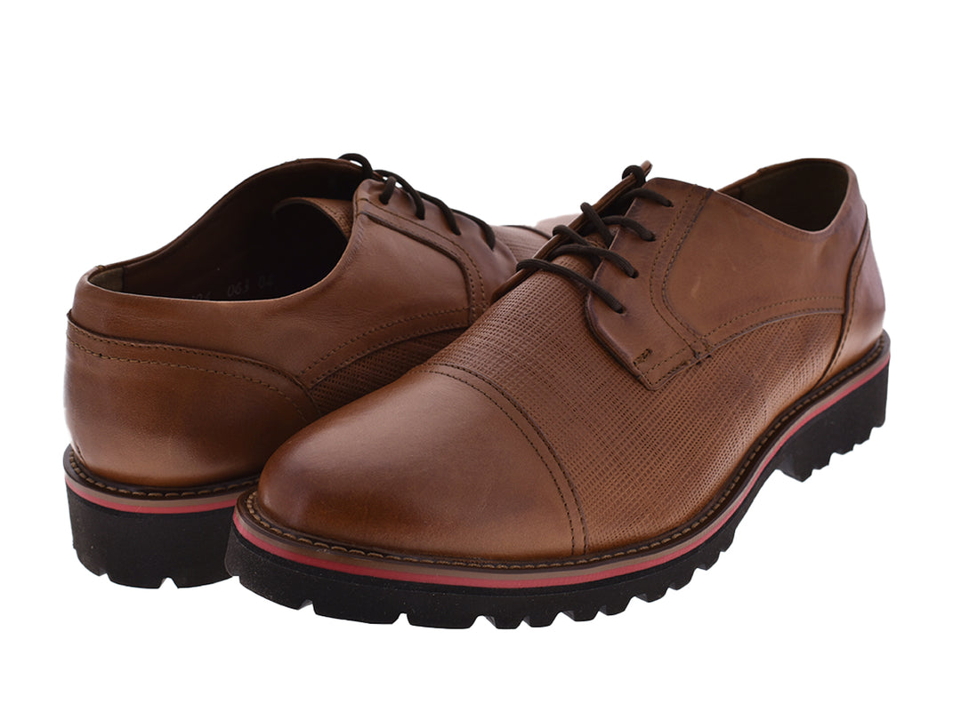 Zapatos casuales para hombre en color naranja canela con cordones y suela negra con detalle en rojo.