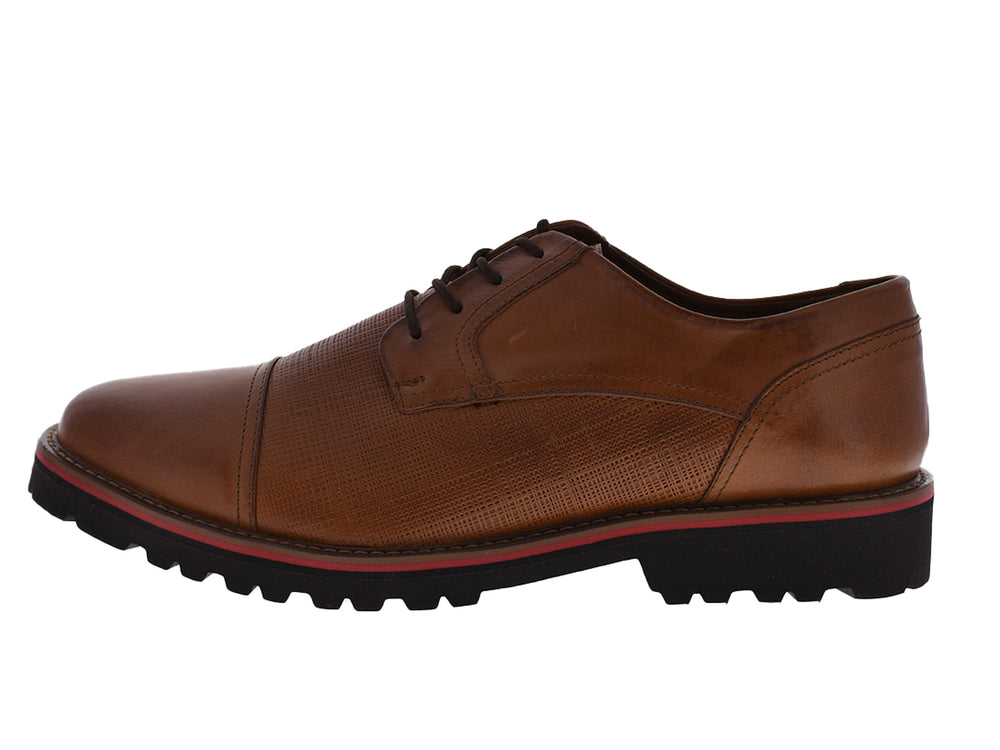 Zapatos casuales para hombre en color naranja canela con cordones y suela negra con detalle en rojo.