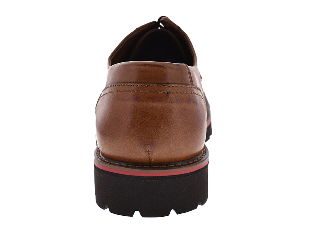 Zapatos casuales para hombre en color naranja canela con cordones y suela negra con detalle en rojo.