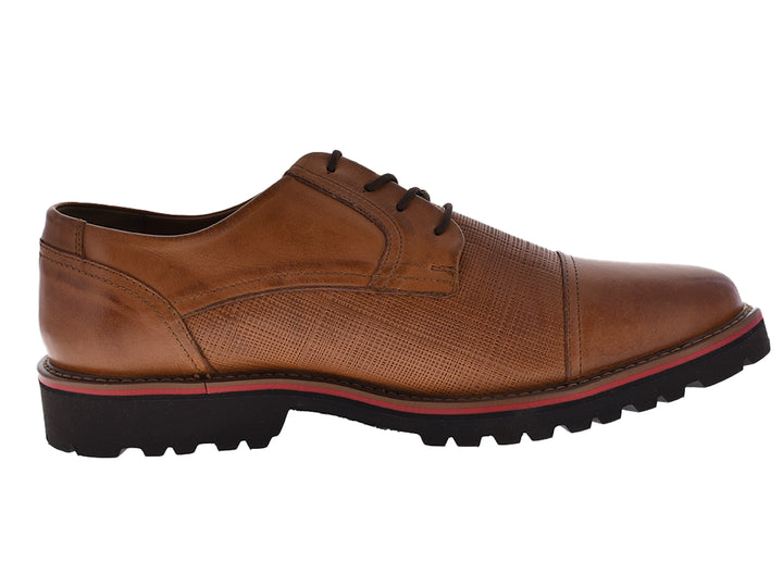 Zapatos casuales para hombre en color naranja canela con cordones y suela negra con detalle en rojo.