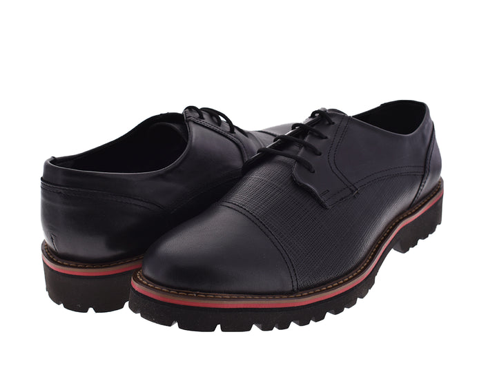 Par de zapatos negros para hombre con cordones y una línea roja decorativa en la suela.