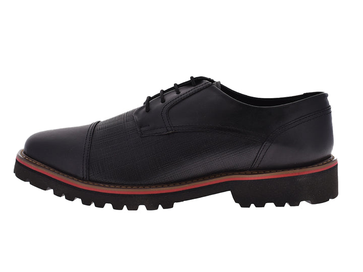 Par de zapatos negros para hombre con cordones y una línea roja decorativa en la suela.