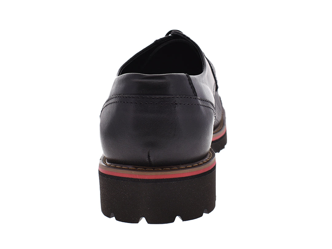 Par de zapatos negros para hombre con cordones y una línea roja decorativa en la suela.