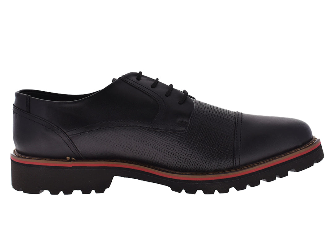 Par de zapatos negros para hombre con cordones y una línea roja decorativa en la suela.