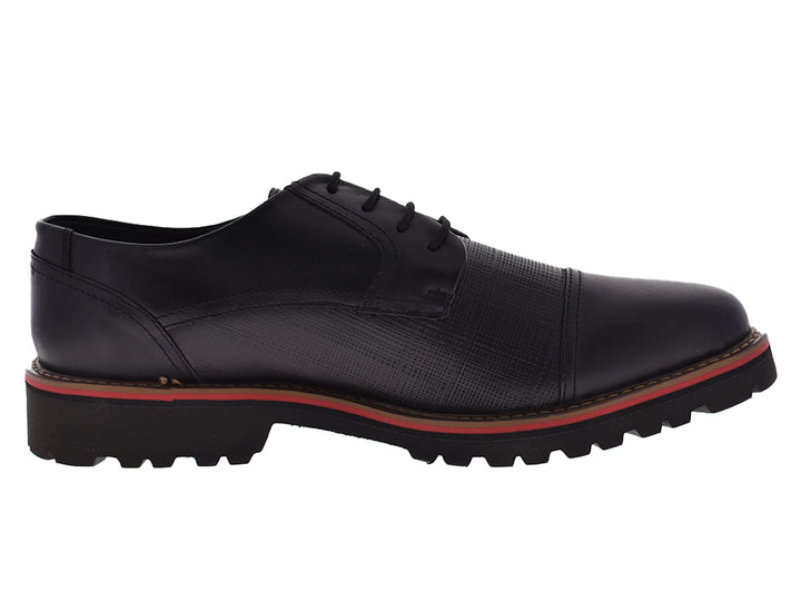 Par de zapatos negros para hombre con cordones y una línea roja decorativa en la suela.
