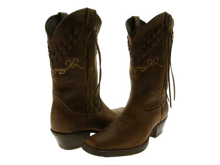 Botas vaqueras para mujer en color arena de cuero con detalles bordados y tejido en la parte superior.