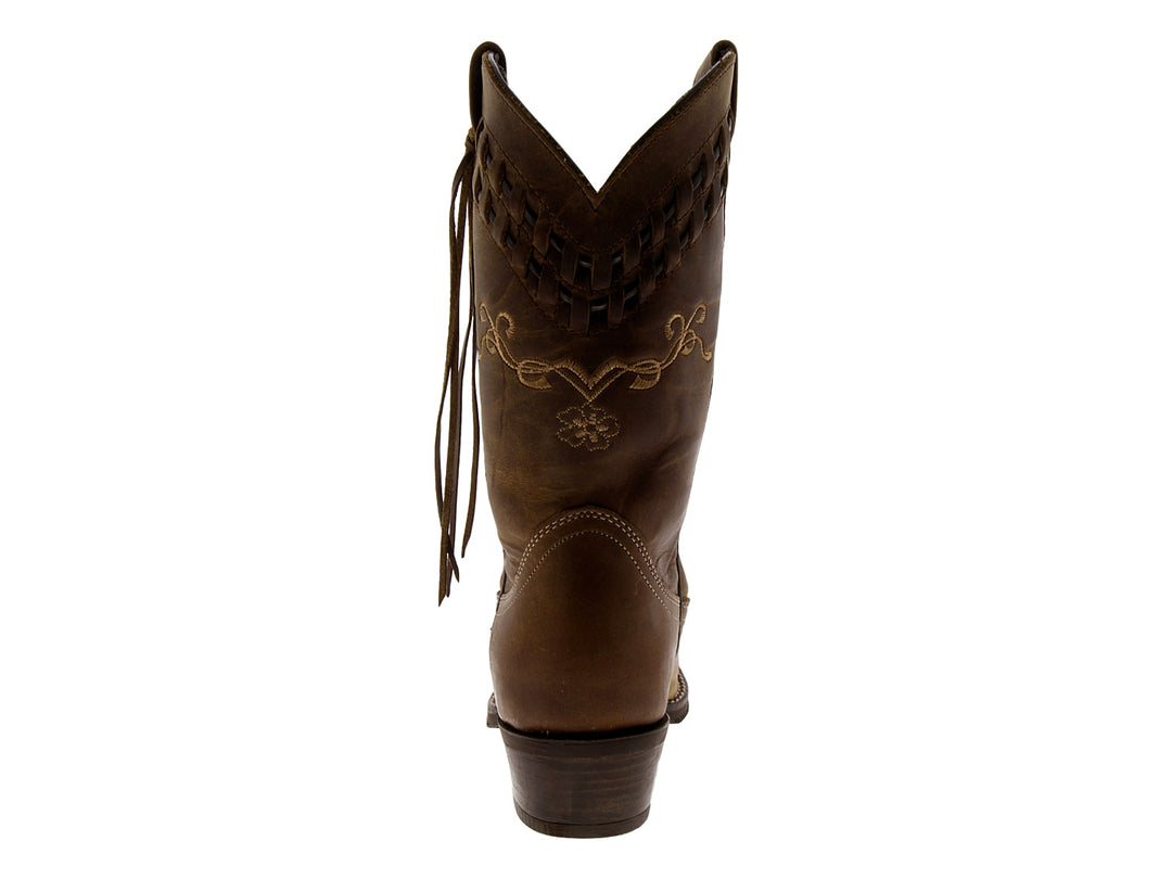 Botas vaqueras para mujer en color arena de cuero con detalles bordados y tejido en la parte superior.