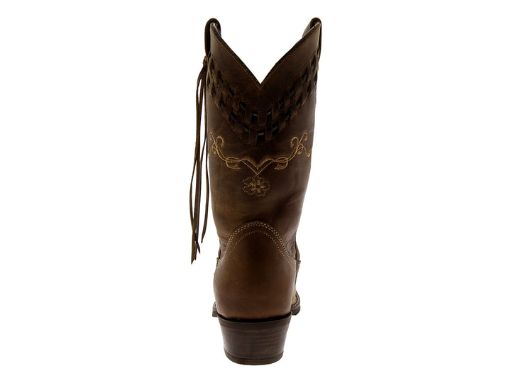 Botas vaqueras para mujer en color arena de cuero con detalles bordados y tejido en la parte superior.