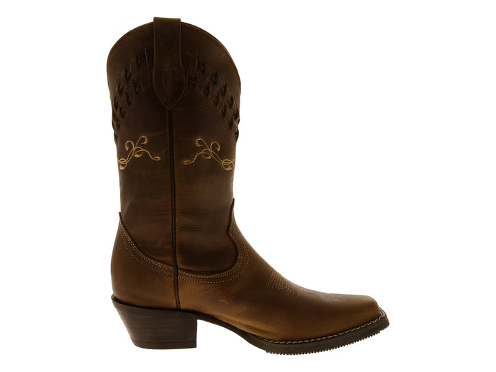 Botas vaqueras para mujer en color arena de cuero con detalles bordados y tejido en la parte superior.