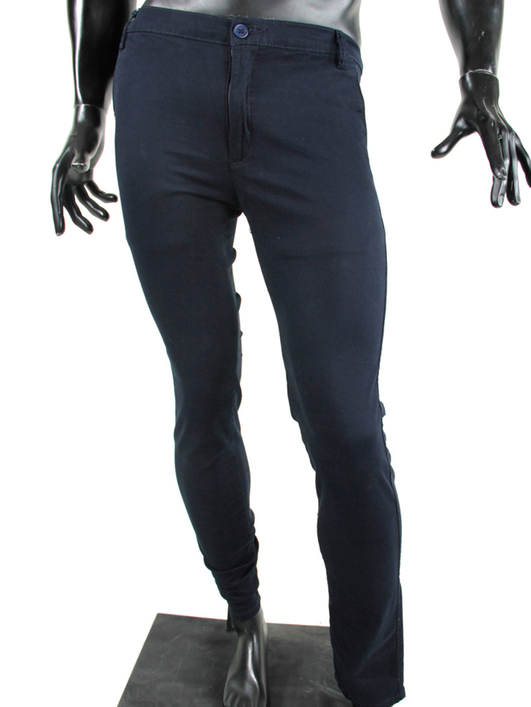 Pantalón ajustado color azul marino para hombre exhibido en maniquí negro sobre fondo blanco.