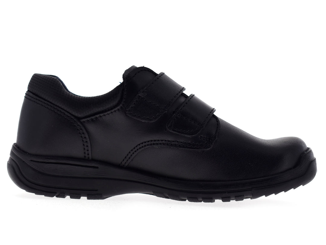 Par de zapatos negros para niño con cierre de velcro y suela gruesa.
