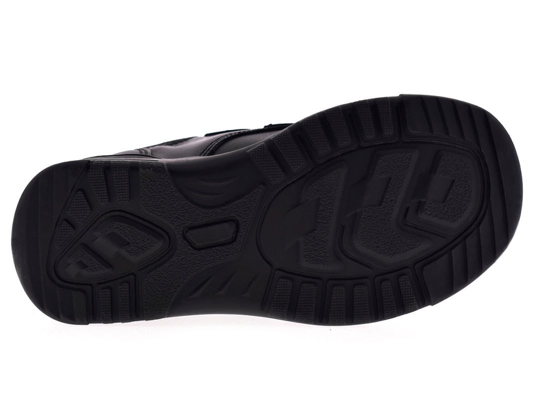 Par de zapatos negros para niño con cierre de velcro y suela gruesa.