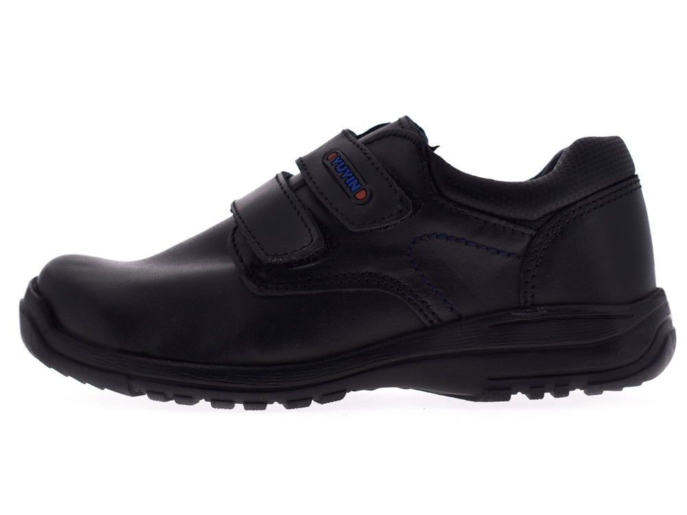 Par de zapatos negros para niño con cierre de velcro y suela gruesa.