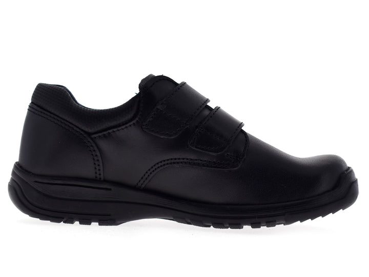 Par de zapatos negros para niño con cierre de velcro y suela gruesa.