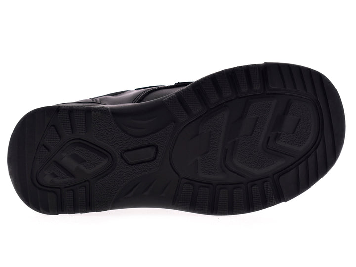 Par de zapatos negros para niño con cierre de velcro y suela gruesa.