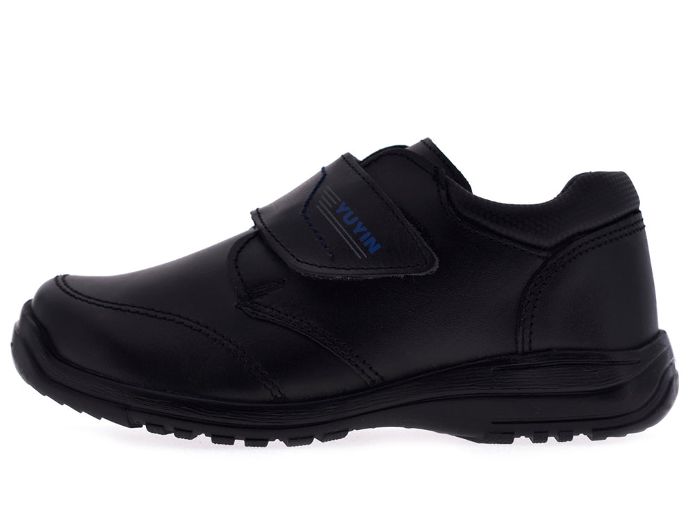 Par de zapatos negros para niño con cierre de velcro marca YUYIN.