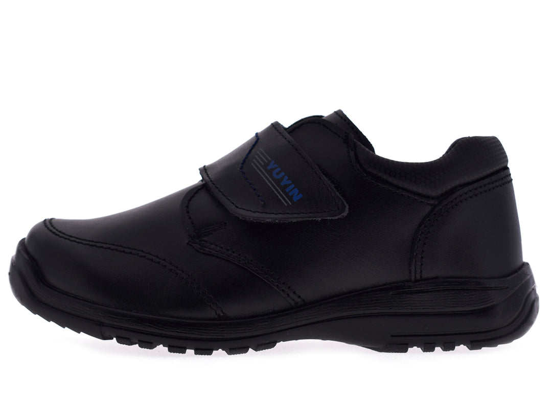 Par de zapatos negros para niño con cierre de velcro marca YUYIN.