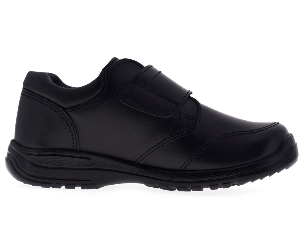 Par de zapatos negros para niño con cierre de velcro marca YUYIN.