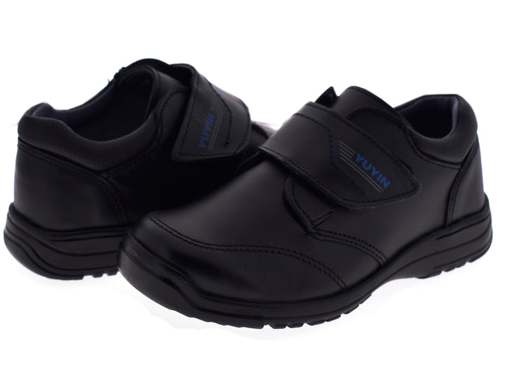 Par de zapatos negros para niño marca YUYIN con correa de velcro.
