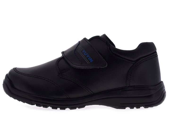 Par de zapatos negros para niño marca YUYIN con correa de velcro.