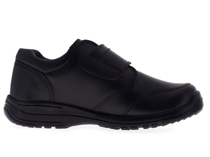 Par de zapatos negros para niño marca YUYIN con correa de velcro.