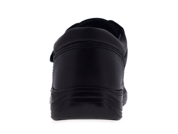 Par de zapatos negros para niño con cierre de velcro y acabado liso.