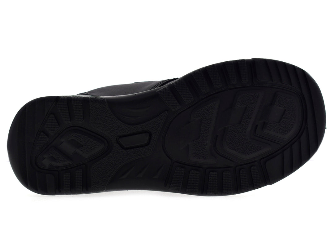 Par de zapatos negros para niño con cierre de velcro y acabado liso.