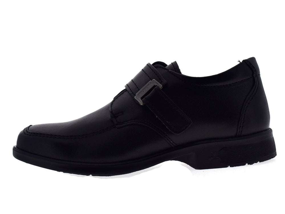 Par de zapatos negros formales para niño con hebilla plateada sobre fondo blanco.