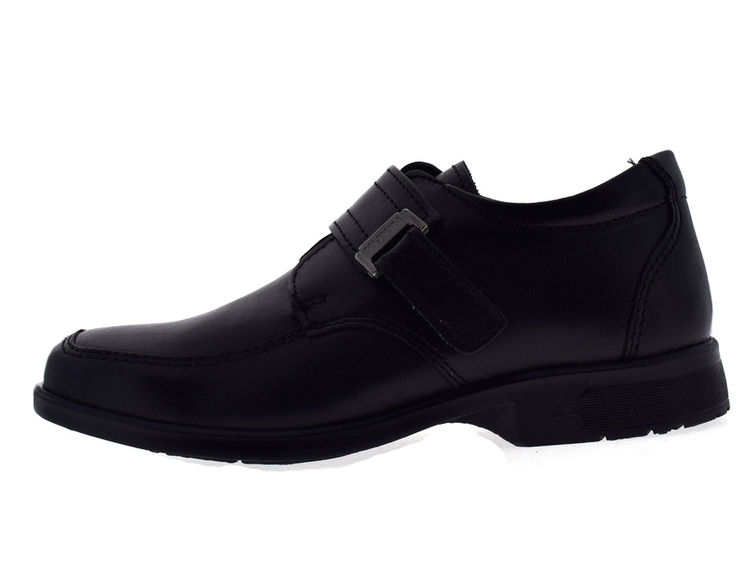 Par de zapatos negros formales para niño con hebilla plateada sobre fondo blanco.