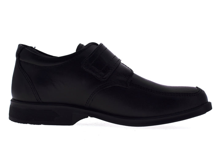 Par de zapatos negros formales para niño con hebilla plateada sobre fondo blanco.