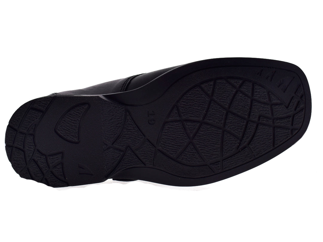 Par de zapatos negros formales para niño con hebilla plateada sobre fondo blanco.