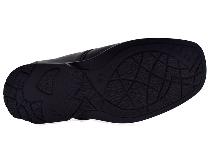 Par de zapatos negros formales para niño con hebilla plateada sobre fondo blanco.