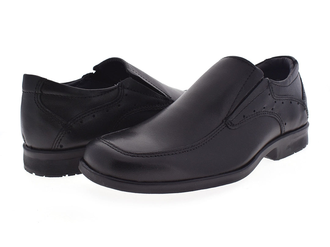 Par de zapatos negros formales para niño, estilo mocasín, con acabado liso y detalles perforados.