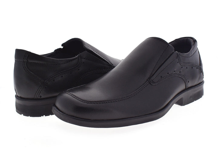 Par de zapatos negros formales para niño, estilo mocasín, con acabado liso y detalles perforados.