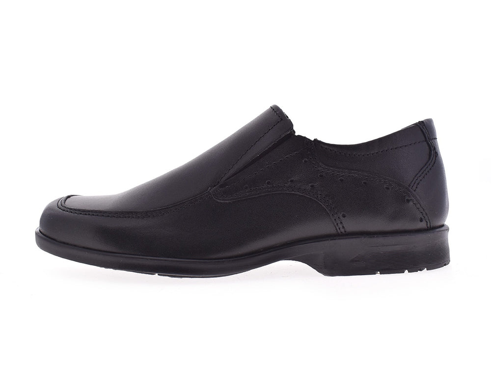 Par de zapatos negros formales para niño, estilo mocasín, con acabado liso y detalles perforados.