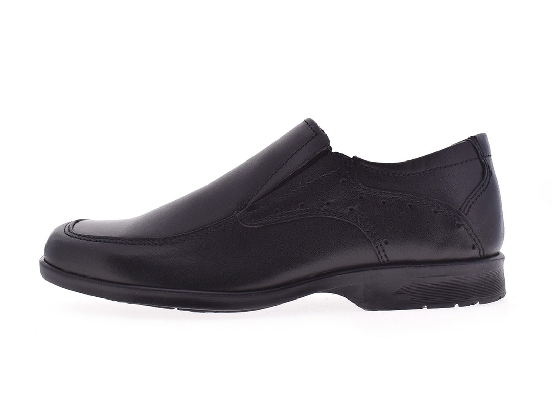 Par de zapatos negros formales para niño, estilo mocasín, con acabado liso y detalles perforados.