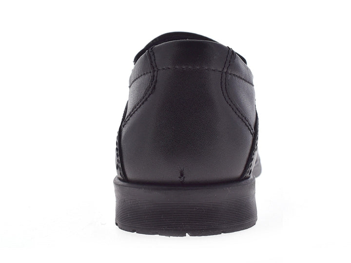 Par de zapatos negros formales para niño, estilo mocasín, con acabado liso y detalles perforados.